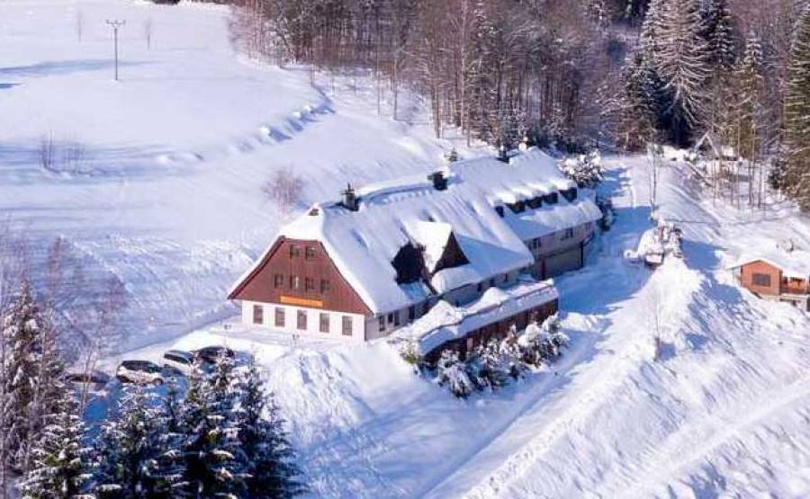 Silvestr na tři noci s polopenzí, slevou na skipasy a saunou